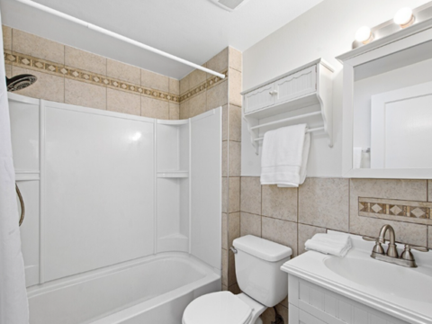 2-Bedroom Home in Seattle - Bathroom