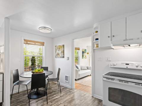 2-Bedroom Home in Seattle - Dining