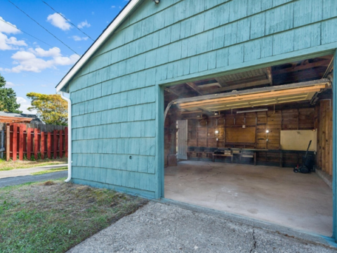 2-Bedroom Home in Seattle - Garage