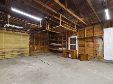 2-Bedroom Home in Seattle - Garage Space