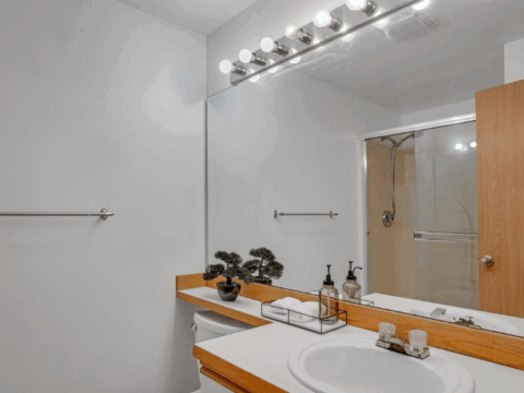 Modern 2-Bedroom Townhome In The Lakes - Bathroom