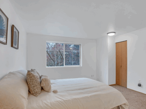 Modern 2-Bedroom Townhome In The Lakes - Bedroom