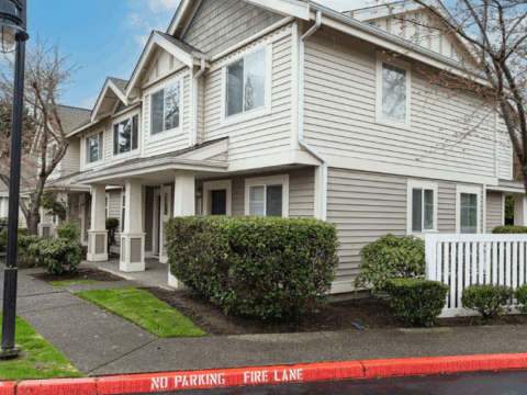 Modern 2-Bedroom Townhome In The Lakes - Community