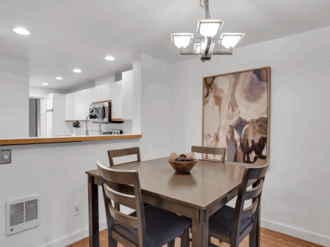 Modern 2-Bedroom Townhome In The Lakes - Dining Room