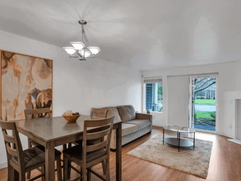 Modern 2-Bedroom Townhome In The Lakes - Dining Room2