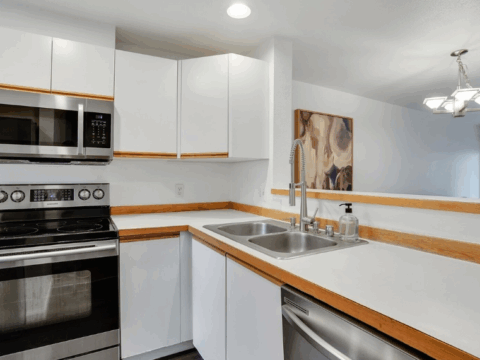 Modern 2-Bedroom Townhome In The Lakes - Kitchen