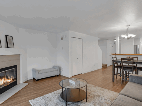 Modern 2-Bedroom Townhome In The Lakes - Living Room 2