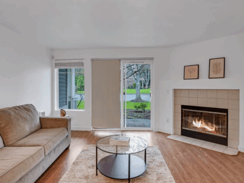 Modern 2-Bedroom Townhome In The Lakes - Living Room