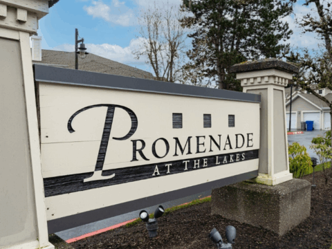 Modern 2-Bedroom Townhome In The Lakes - The Promenade