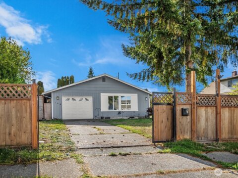 Affordable 3-Bedroom Home in Tacoma, WA Front Fence
