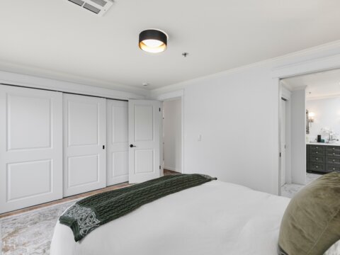 Stylish Top-Floor Condo For Sale in Creekside Condominium Edmonds, WA (14)