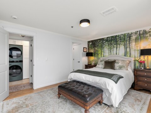 Stylish Top-Floor Condo For Sale in Creekside Condominium Edmonds, WA (15)