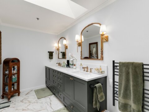 Stylish Top-Floor Condo For Sale in Creekside Condominium Edmonds, WA (16)