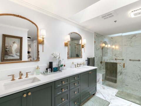 Stylish Top-Floor Condo For Sale in Creekside Condominium Edmonds, WA (17)