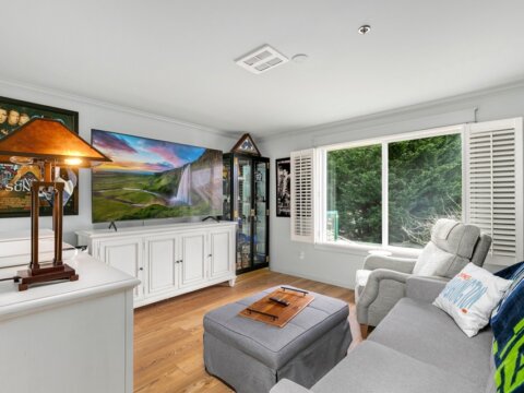 Stylish Top-Floor Condo For Sale in Creekside Condominium Edmonds, WA (19)