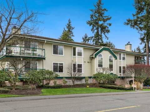 Stylish Top-Floor Condo For Sale in Creekside Condominium Edmonds, WA (2)