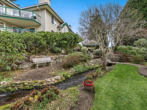 Stylish Top-Floor Condo For Sale in Creekside Condominium Edmonds, WA (22)