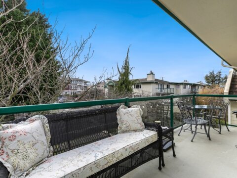 Stylish Top-Floor Condo For Sale in Creekside Condominium Edmonds, WA (24)