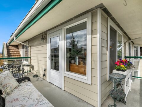 Stylish Top-Floor Condo For Sale in Creekside Condominium Edmonds, WA (25)
