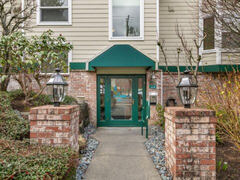 Stylish Top-Floor Condo For Sale in Creekside Condominium Edmonds, WA (3)