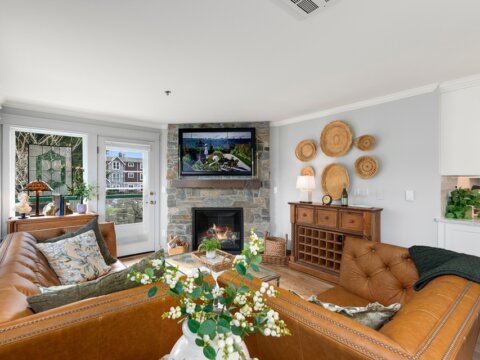 Stylish Top-Floor Condo For Sale in Creekside Condominium Edmonds, WA (5)