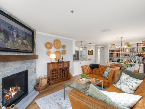 Stylish Top-Floor Condo For Sale in Creekside Condominium Edmonds, WA (6)