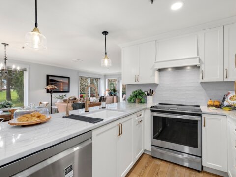 Stylish Top-Floor Condo For Sale in Creekside Condominium Edmonds, WA (7)