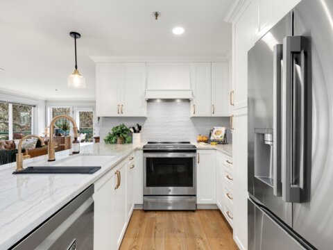 Stylish Top-Floor Condo For Sale in Creekside Condominium Edmonds, WA (8)