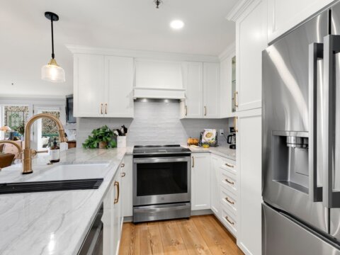 Stylish Top-Floor Condo For Sale in Creekside Condominium Edmonds, WA (9)