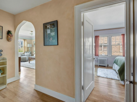 Top-Floor Corner Unit With Artist Soul in the Heart of Seattle Entrance