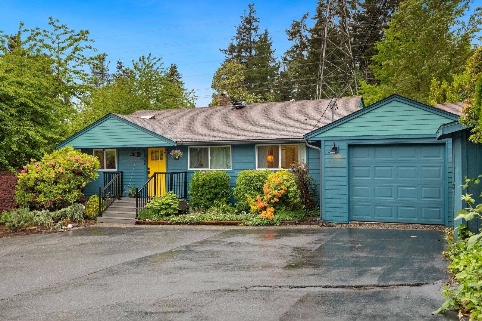 1951 Shoreline rambler on almost half an acre