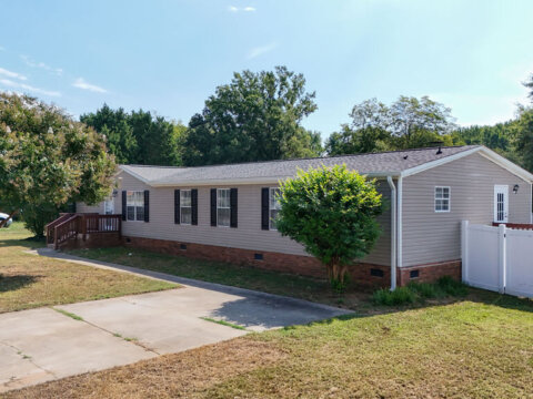 Vista lateral exterior de casa en venta de 4 cuartos en Greenville South Carolina.