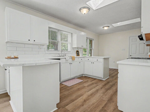 Cocina remodelada con gabinetes blancos en casa en venta en Cowpens, SC