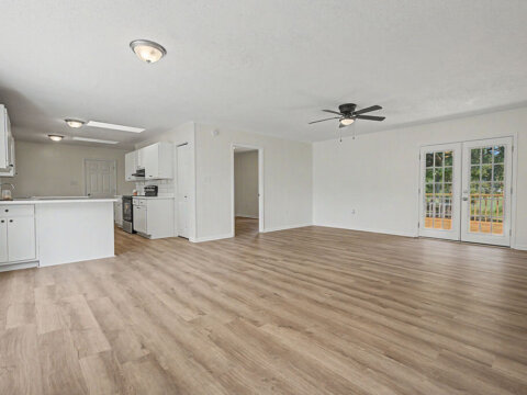 sala-amplia-abierta-casa-cowpens-sc.webp
