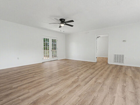 Sala espaciosa con ventanas grandes en casa en Cowpens, SC