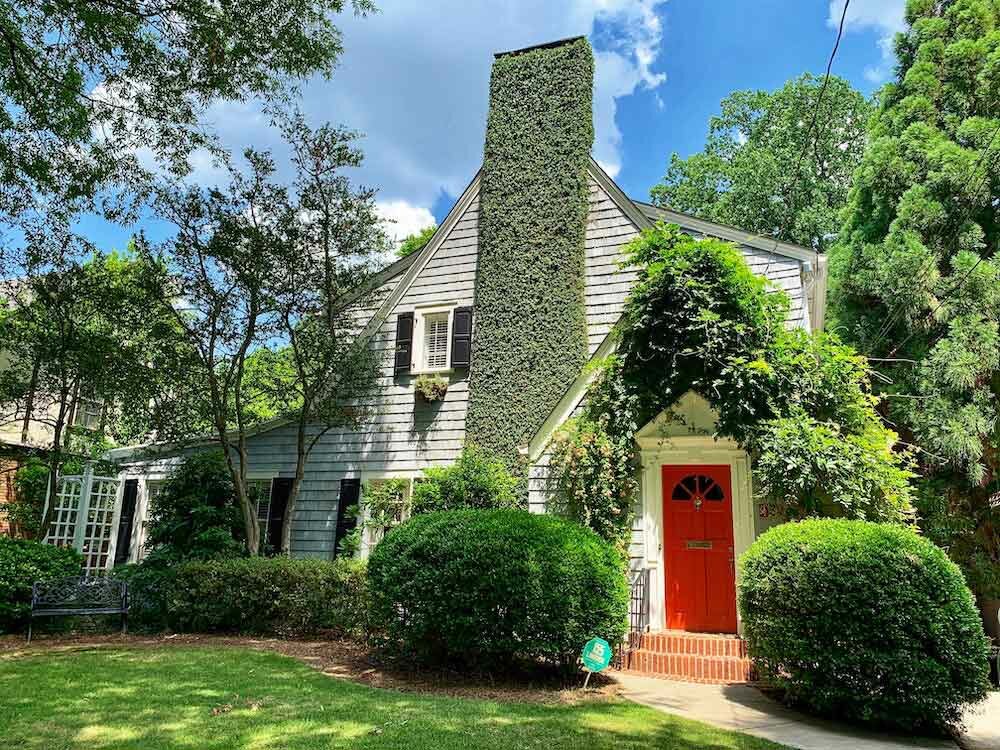 how does auctioning a house work