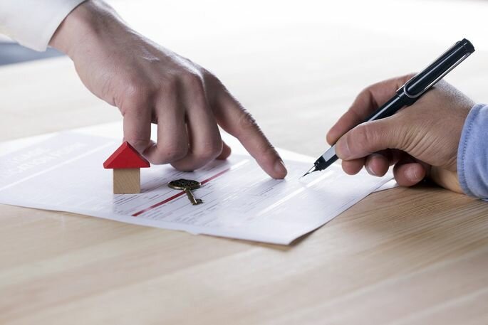 We buy houses with mortgage in Sanford  and pay cash for houses in Florida.