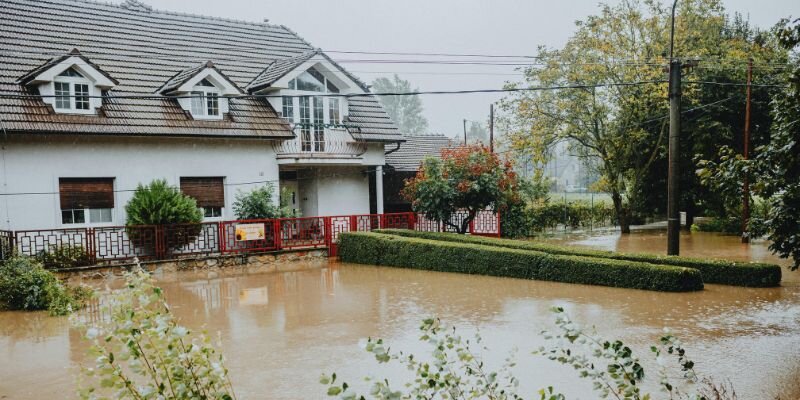 How to Sell a Flood‑Damaged Home in Los Angeles Successfully
