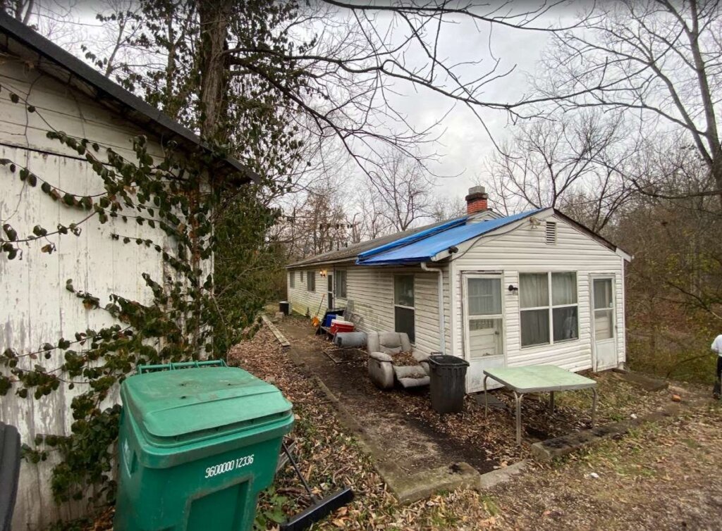 De Soto home on land with a shed, bought for cash