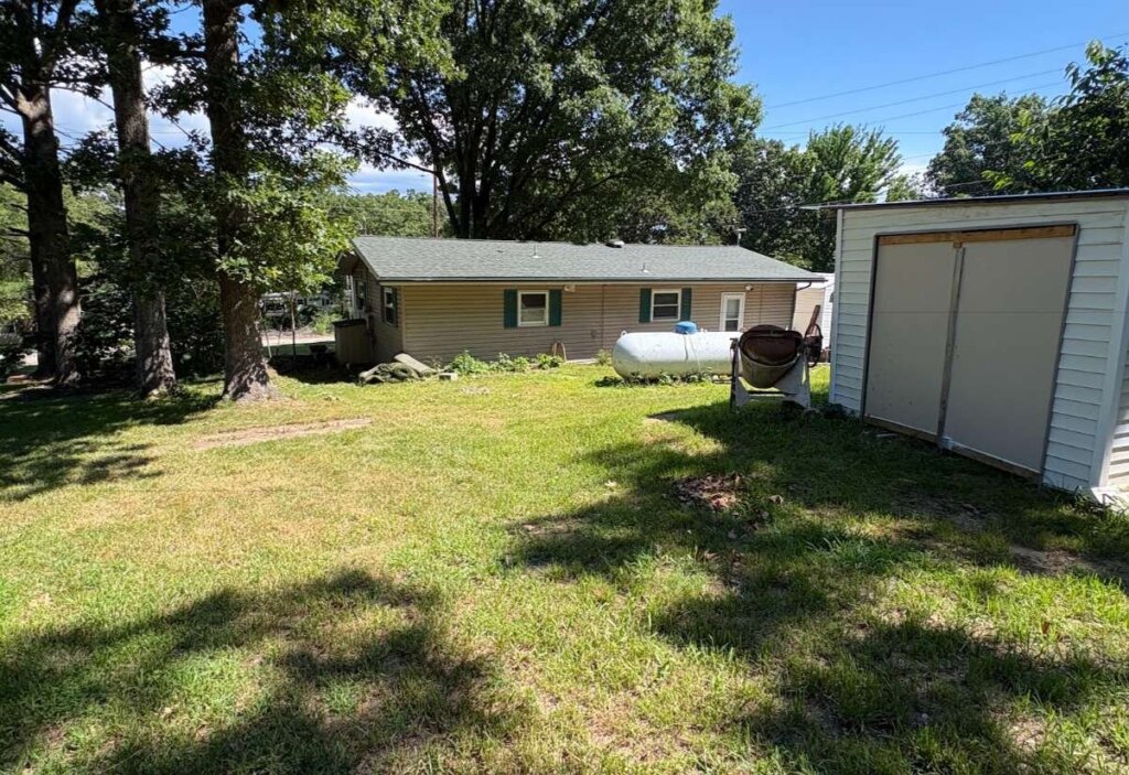 De Soto home on land with a shed, bought for cash