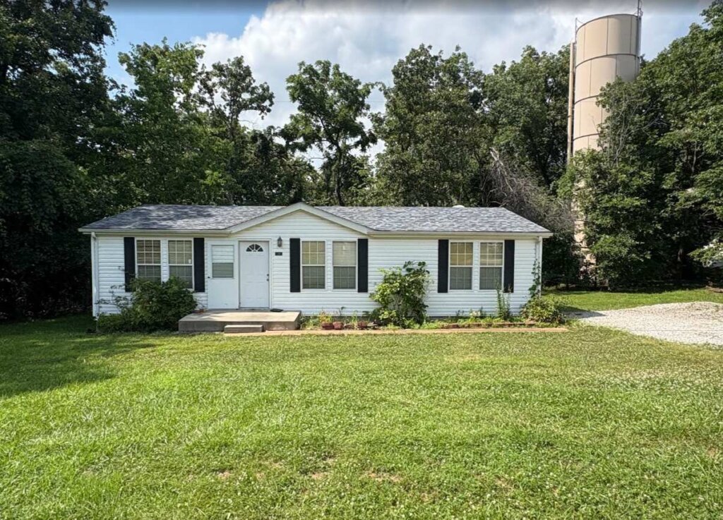 White ranch home in De Soto MO bought for cash by Bird River Properties