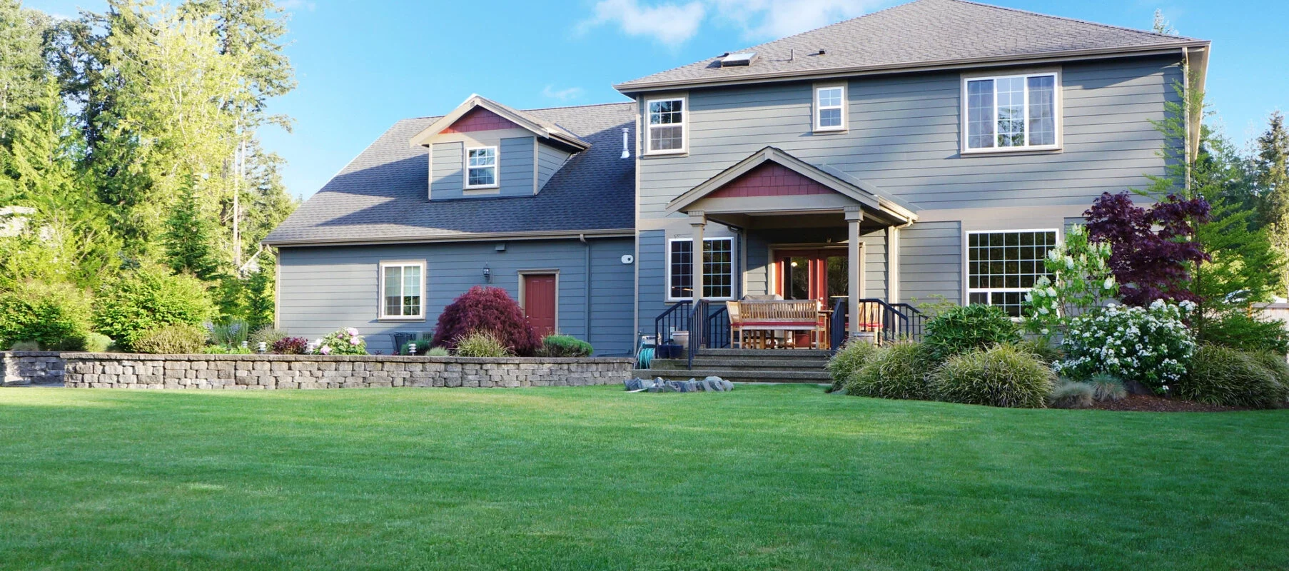 Beautiful modern home with a large green lawn, perfect for homeowners looking to sell their home quickly.