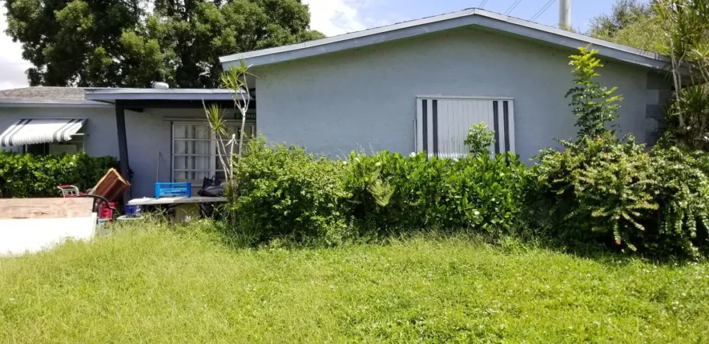 Vacant Hollywood, FL home with overgrown yard and code violation — sold as-is for cash to Official Cash Offer
