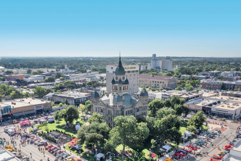 Denton TX neighborhood homes near Southridge and Oak-Hickory, similar to the properties we buy as-is for fast cash offers.