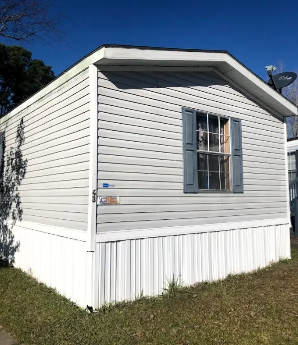 We were able to buy this single wide for cash! Give us a call and get a free cash offer for your mobile home today.