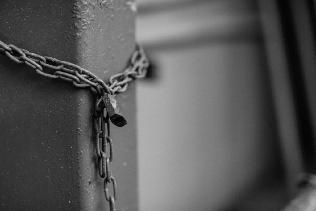 grayscale photo of steel chain