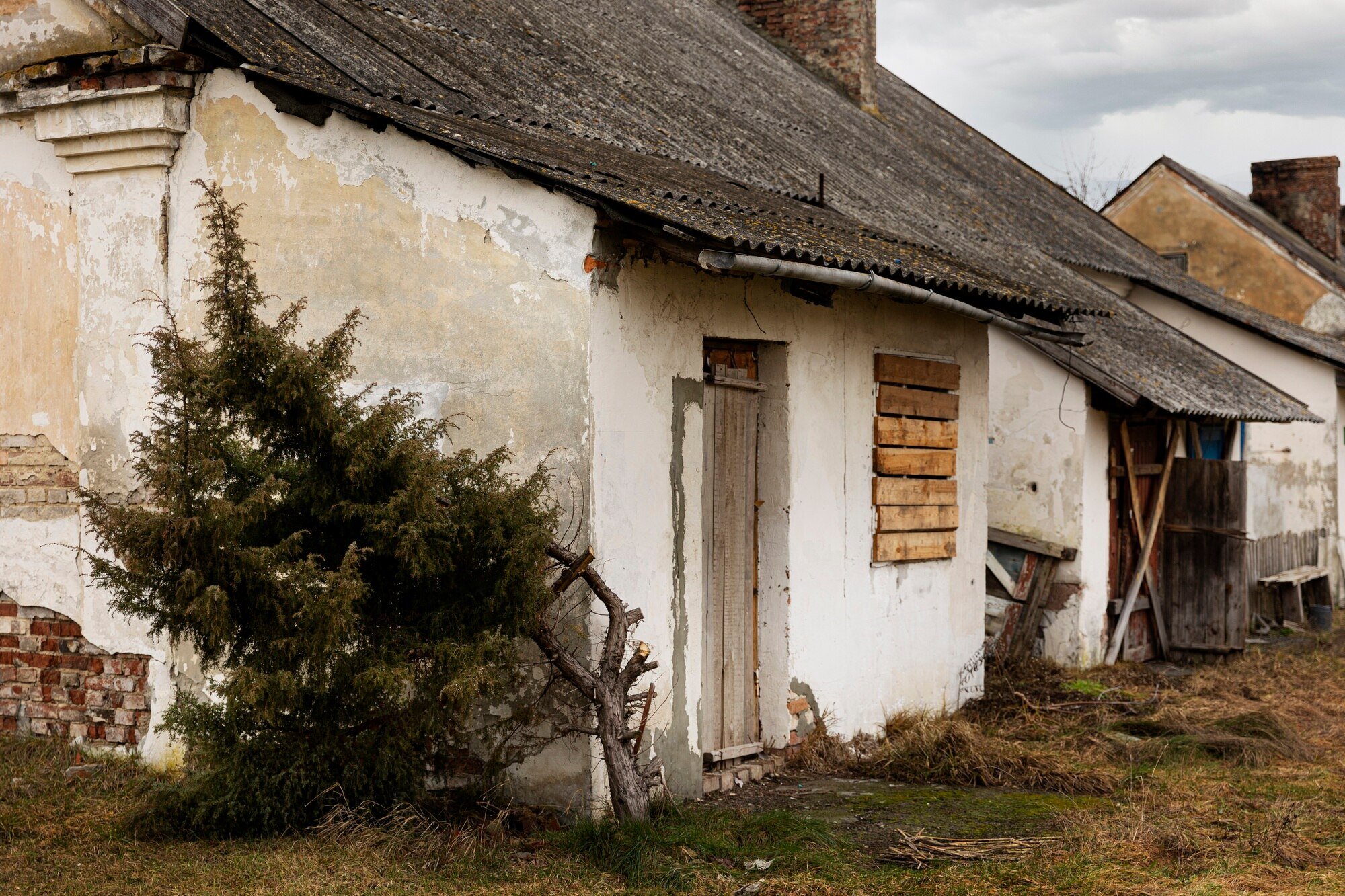 old house that needs repairs