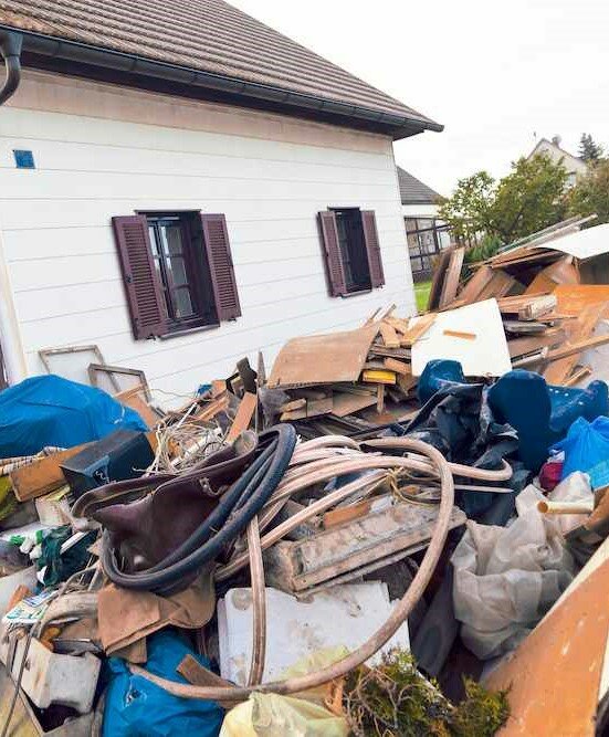 hoarders house with dumpster like backyard