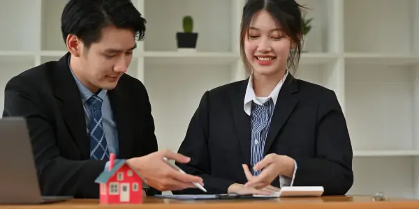 a homeowner talking to her lender about her options so she can avoid foreclosure