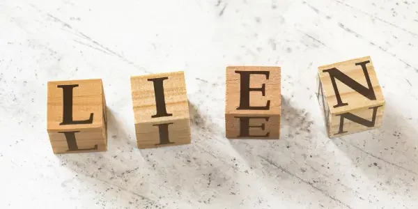 square blocks with the word "lien" spelled on it